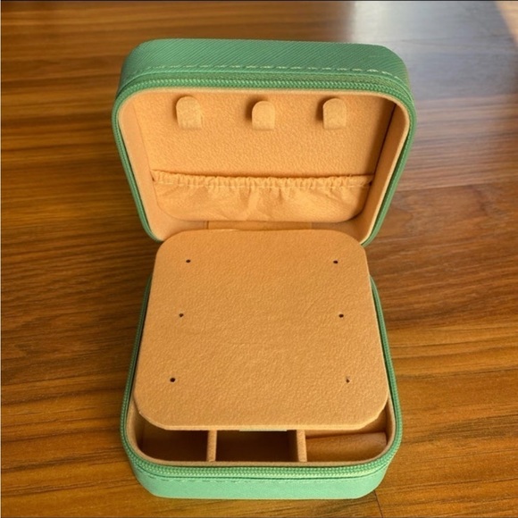 ❗️SOLD❗️Jewelry Travel Case & Necklace Bundle - Picture 9 of 12